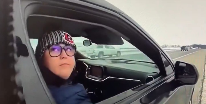 El momento de la detención, difundido por la policía de los Estados Unidos. Uno de los detenidos llevaba un gorro de los Bengals.