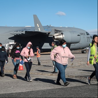 Estados Unidos deportó a más de 260 personas a Guatemala en dos aviones militares y un vuelo chárter