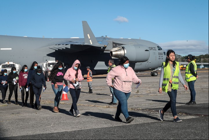 Migrantes guatemaltecos deportados llegan en un avión militar estadounidense a la Base Aérea de Guatemala este viernes. Foto: EFE