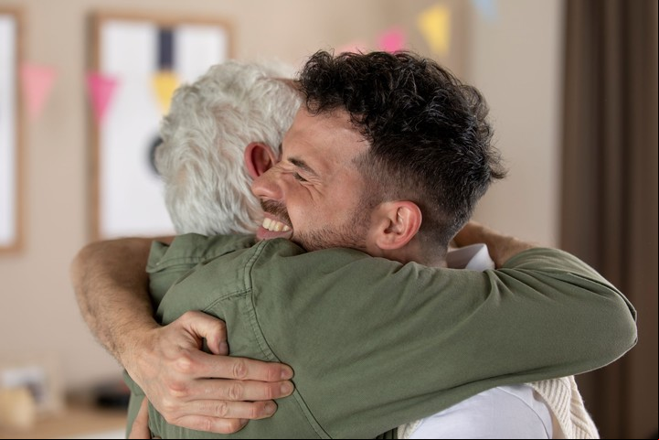 La terapia de los abrazos se apoya en los beneficios que produce el o físico a nivel tanto orgánico como emocional. Foto: Freepik.