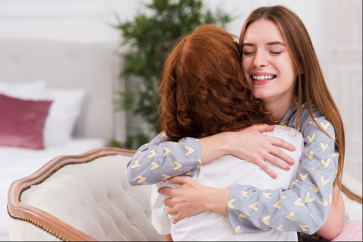 Si bien no hay una medida justa, los especialistas recomiendan entre 4 y 8 abrazos diarios para promover el bienestar emocional. Foto: Freepik.