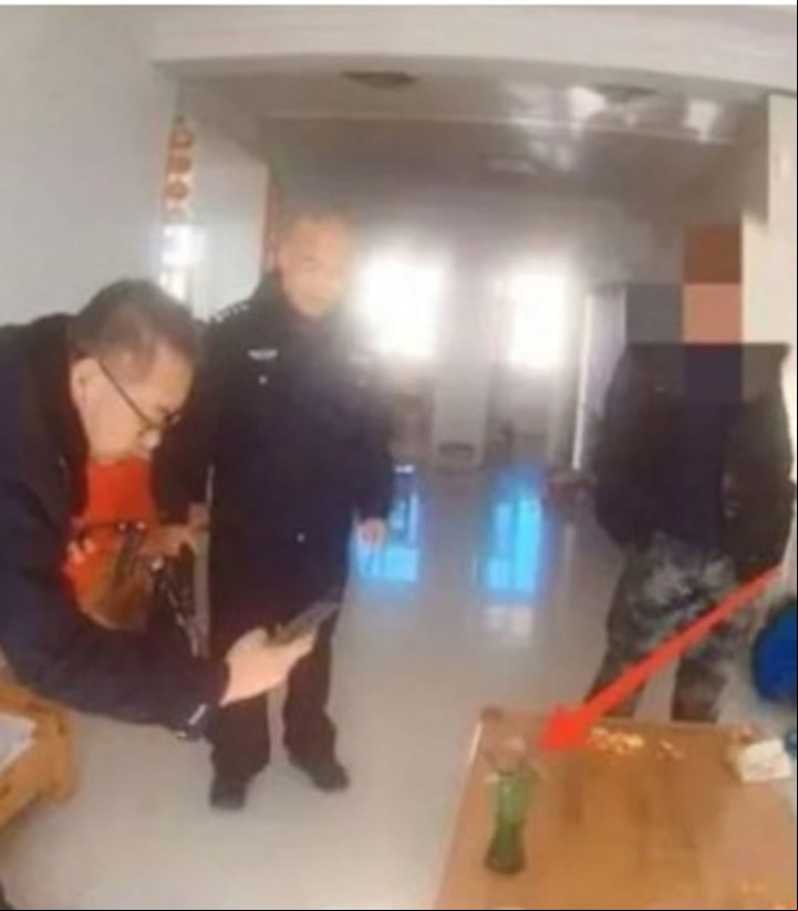 La policía dentro de la casa del hombre (Weibo).