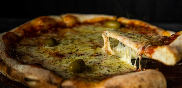 En Mar del Plata, 3 pizzerías imperdibles con estilos para todos los gustos: al molde, a la piedra y napolitana