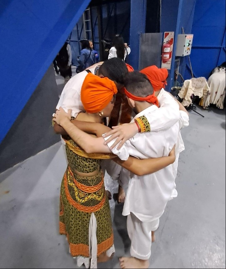 Yamila y su equipo de instrumentalistas antes de su presentación. 
