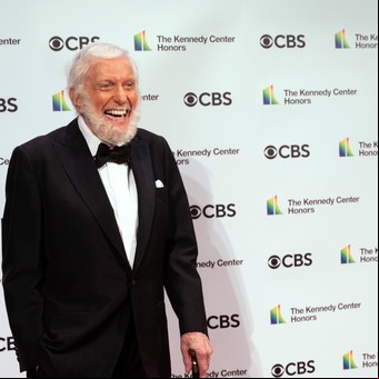 A sus 99 años, Dick Van Dyke revela el secreto de su longevidad: "Por eso no me acelero tanto"