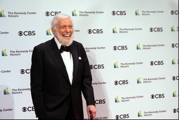 A sus 99 años, Dick Van Dyke revela el secreto de su longevidad: "Por eso no me acelero tanto"