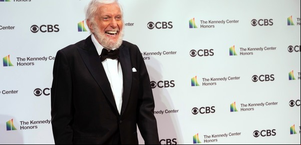 A sus 99 años, Dick Van Dyke revela el secreto de su longevidad: "Por eso no me acelero tanto"