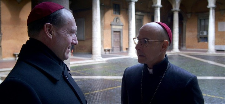 El cardenal Lawrence junto al cardenal Bellini (Stanley Tucci, en un rol inusual en él).