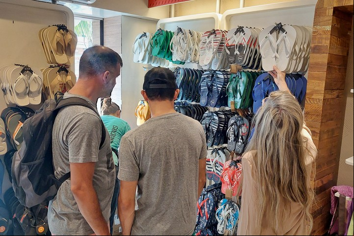 Outlets y ferias locales son la clave para encontrar prendas económicas y aprovechar al máximo tu presupuesto. Foto: Martín Bonetto - Clarín.