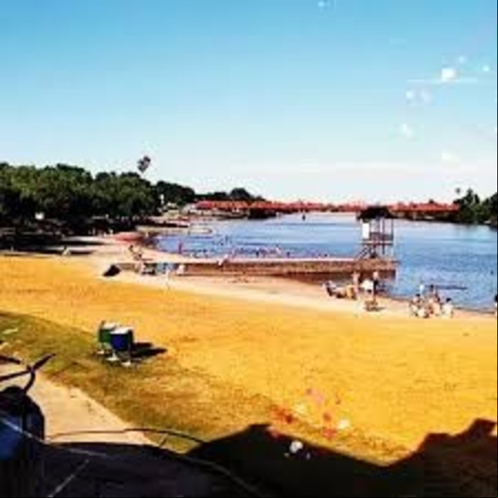 Playa céntrica Samba La Playa, en Costanera y Obeliscos. Gualeguaychú