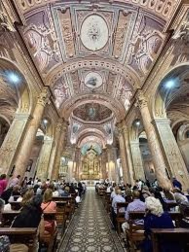 Catedral San José de Gualeguaychú. Foto del interior en medio de una misa./ Facebook Gualeguaychú.