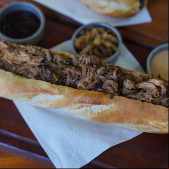 En Villa Crespo, el sándwich de carne tan húmeda y tierna que se desarma en boca: abundancia y gran relación precio calidad