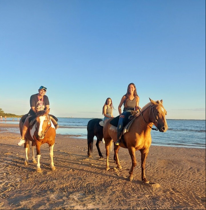 Imagen de las cabalgatas que se hacen habituales en la Playa El Ñandubaysal./ Imagen: sitio Ñandubaysal.