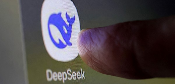 DeepSeek sigue sufriendo un "apagón parcial" por ciberataques y Alibaba lanza su propio modelo de IA