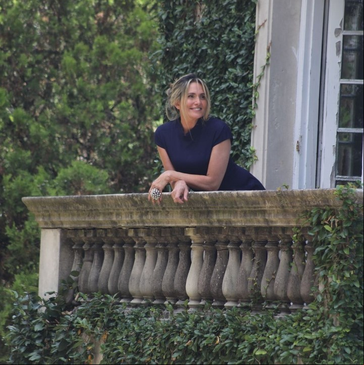 Alejandra Oddone, en el balcón de la casa. Foto Instagram @aleoddonegalain