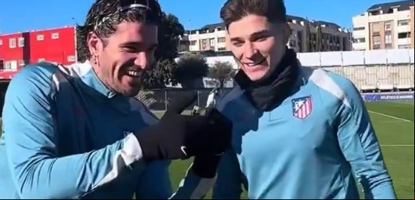 Julián Álvarez cumplió años y Rodrigo De Paul improvisó una vela y le sacó una sonrisa en pleno entrenamiento de Atlético Madrid