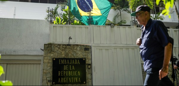 Duro testimonio de un opositor venezolano en la embajada argentina: "Es una cárcel rodeada de policías y francotiradores”