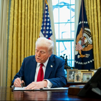 Trump firmó un decreto que aumenta la presión de las duchas: "me gusta cuidar mi hermoso cabello"