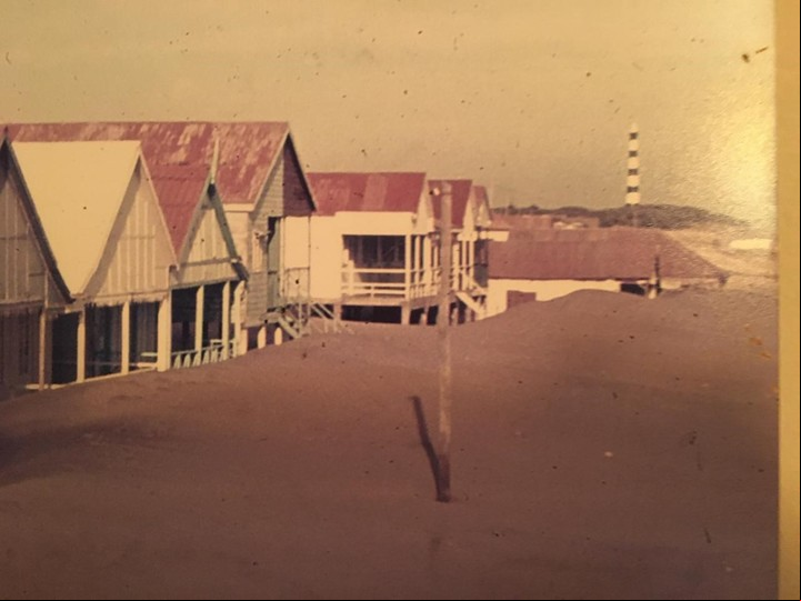 En otras épocas, las casas sobre la paya; detrás, el faro Claromecó. Foto Archivo