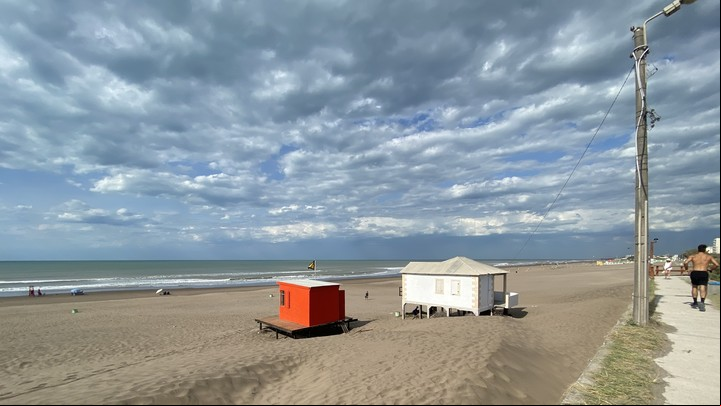 Solitaria compañera del mar, la última casa en la playa de Claromecó.