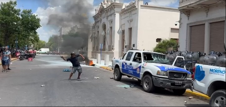 Protesta por el asesinato de un delivery en Moreno. Foto: Enrique García Medina.