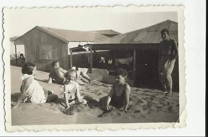 "Mientras mi abuela amasaba los ravioles, nosotros jugábamos en el mar", recuerda "Toto" Florez. Foto Archivo