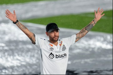 El emotivo regreso de Neymar a Santos: helicóptero bajo la lluvia y una multitud para recibir al "príncipe" que volvió como "O Rei"