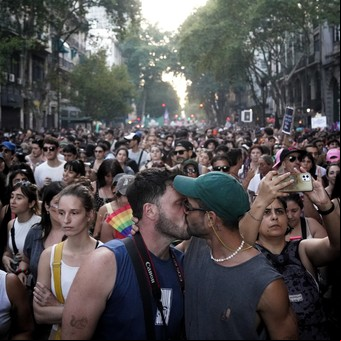 Masiva marcha LGBT contra Milei, con fuerte presencia opositora