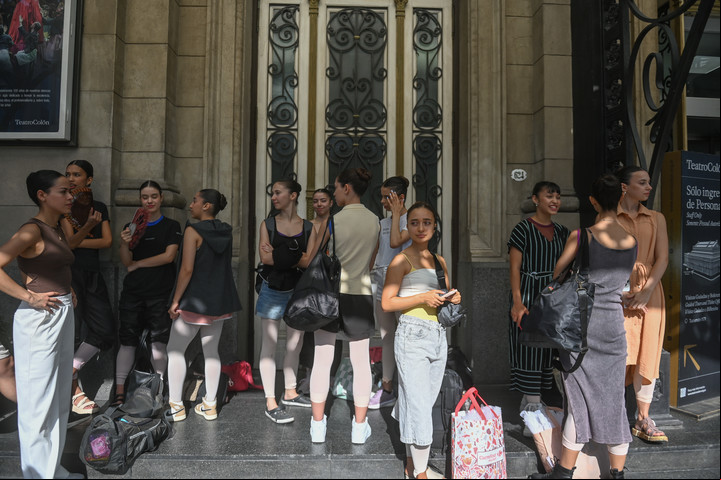 La cola para la audición de bailarines y bailarinas para el Ballet Estable que dirige Julio Bocca.Foto Federico Lopez Claro