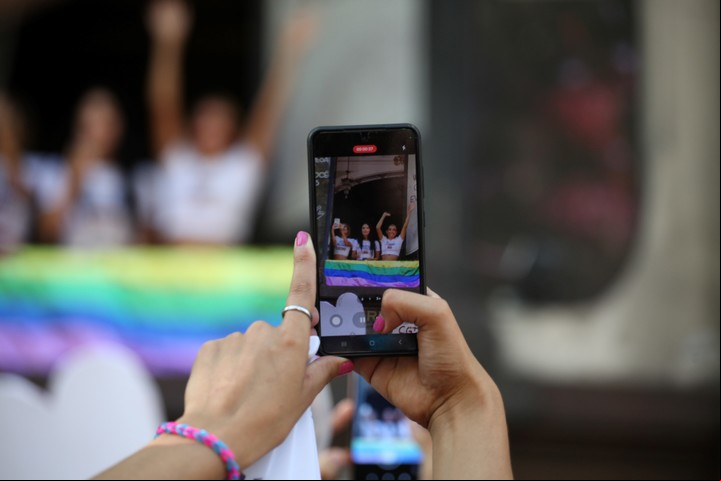 Lali Espósito y María Becerra saludaron a decenas de fanáticos que se reunieron en la marcha LGBT contra Javier Milei. | Foto: RS Fotos