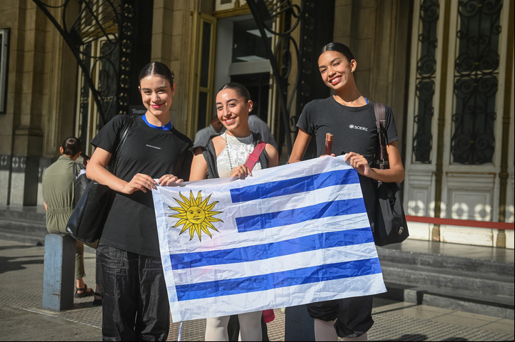 Victoria, Julieta y Romina llegaron de Montevideo para el selección realizada por Julio Bocca.Foto Federico Lopez Claro
