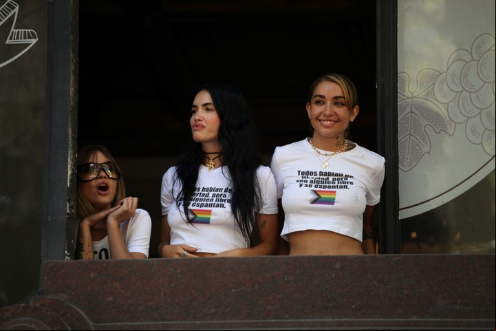 Lali Espósito y María Becerra se reunieron en la marcha LGBT contra Javier Milei. | Foto: RS Fotos