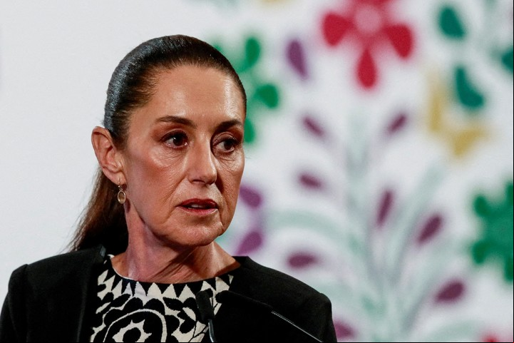 La presidenta de México, Claudia Sheinbaum, observa en el Palacio Nacional, en la Ciudad de México, México, 21 de enero de 2025. REUTERS/Henry Romero/File Photo