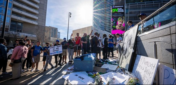 El traspaso de Doncic provocó la ira de los fanáticos de Dallas Mavericks: hubo una manifestación en el estadio y las redes están al rojo vivo