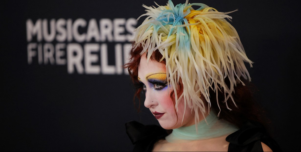 Chappell Roan, la nueva mejor artista en los premios Grammy, lleva la cara blanca porque en su ciudad le dicen payasos a los gays como ella