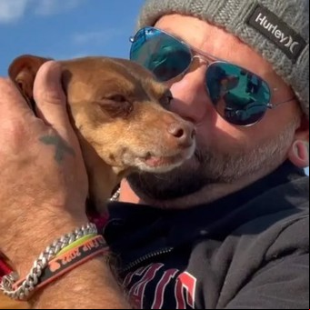 Un perro perdido se reencontró con su dueño ocho años después
