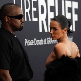 Qué hablaron Kanye West y Bianca Censori antes del destape en los Grammy, según una experta en lectura de labios