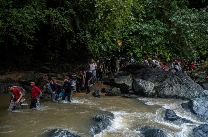 Migrantes en la brecha del Darién en 2023. Foto Federico Rios para The New York Times