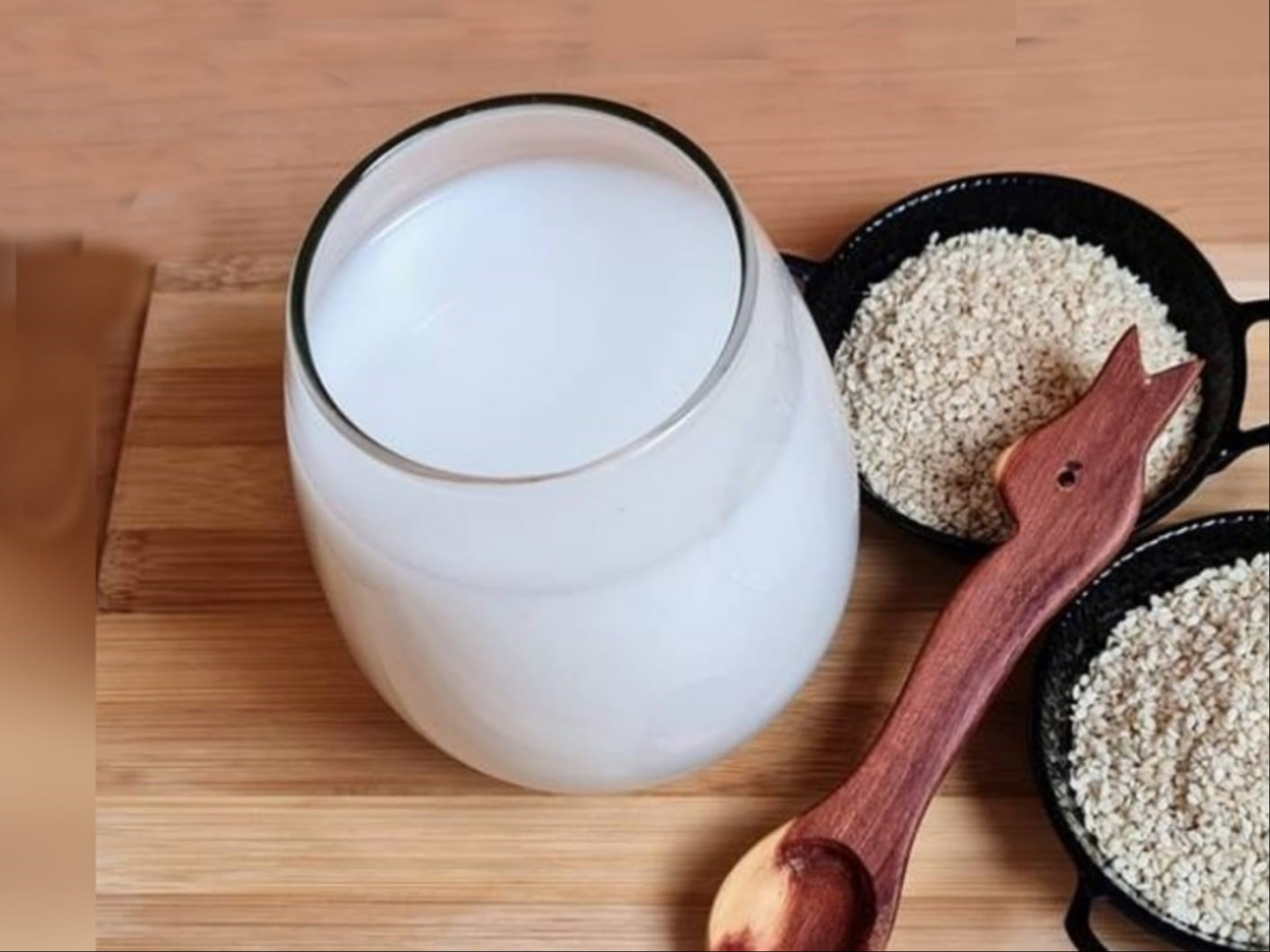 Cuál es la bebida que aporta más calcio y magnesio que la leche de vaca, según expertos. Hablamos de leche vegetal de sésamo.