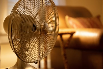 Esta es la forma más fácil y rápida de limpiar tu ventilador de pie sin desarmarlo
