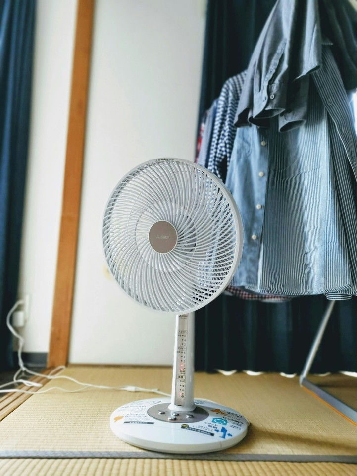 No hace falta desarmar nada: un truco práctico y rápido es suficiente para dejar tu ventilador como nuevo. Foto: Unsplash