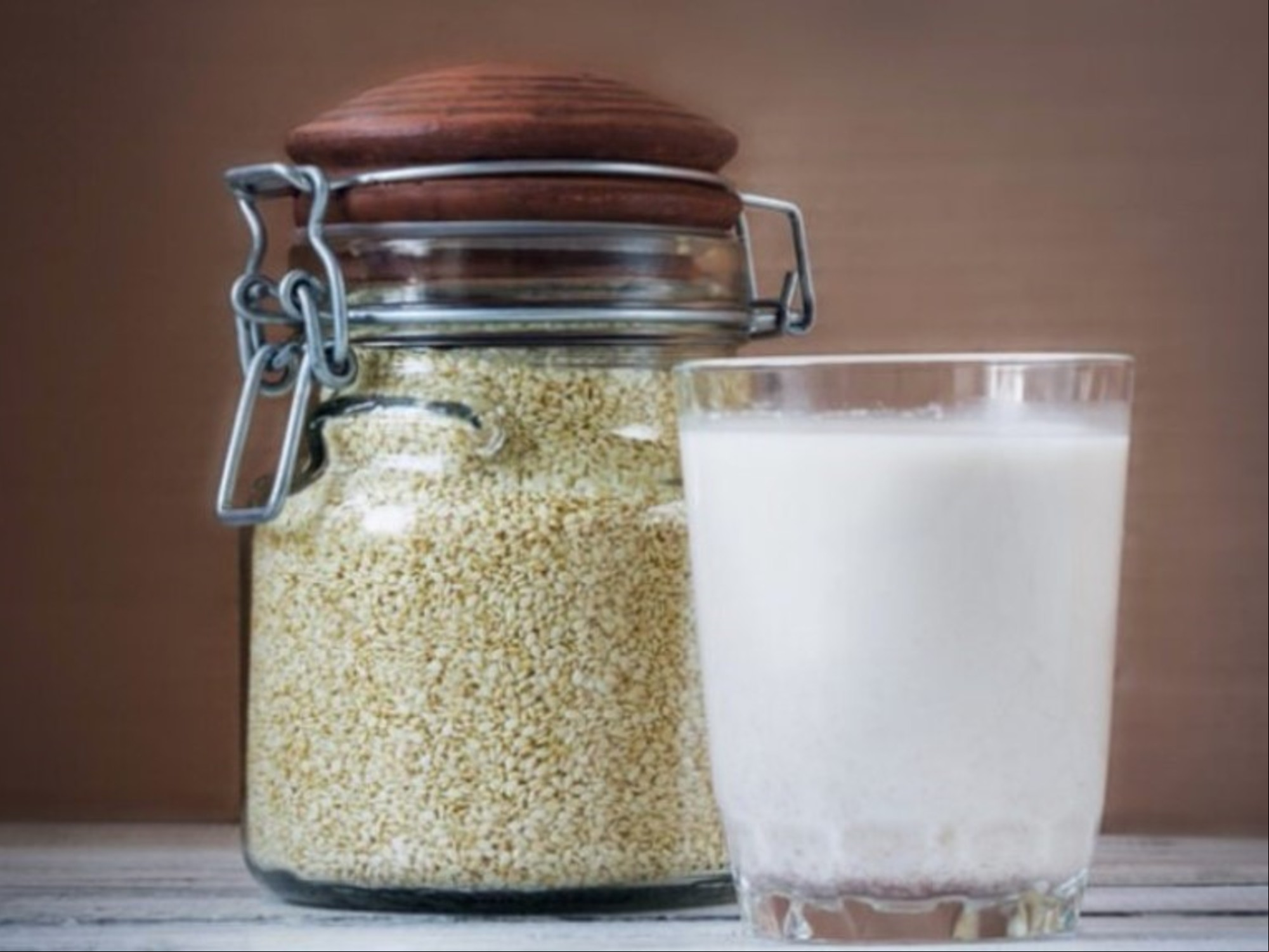 Leche de sésamo vegetal. Es más completa que la leche de vaca.