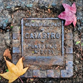 Qué son y para qué se usan los "puntos fijos", o las placas de metal con inscripciones que están por toda la Ciudad