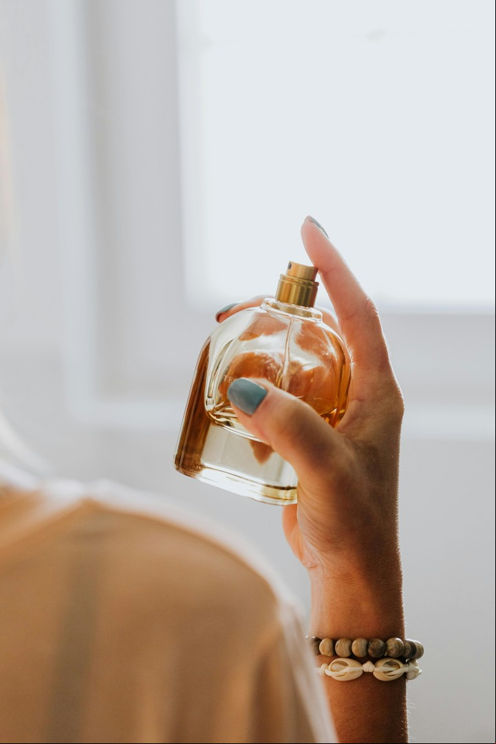 Ingredientes como el oud, el ámbar y la rosa de Damasco son comunes en los perfumes árabes. Foto:Pexels