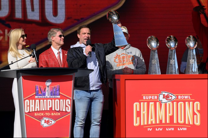 Brett Veach junto al presidente y director ejecutivo de Kansas City Chiefs, Clark Hunt, y su esposa Tavia durante la celebración por la obtención del Super Bowl 2024. Foto: Reed Hoffmann / AP.