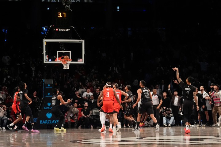 D'Angelo Russell y el triple de la victoria. Foto: AP Photo/Frank Franklin II.
