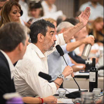 Javier Milei y sus medidas, EN VIVO: un diputado ultra K llevó una botella de vino a la reunión por Ficha Limpia para cruzar a los jueces 