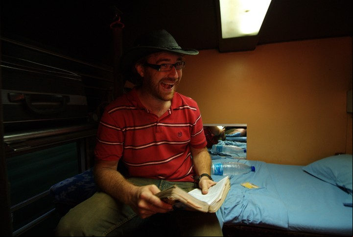 Graham Hughes con su guía de viajes de Lonely Planet. Foto: Graham Hughes