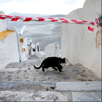Santorini, desolada: el temor de las familias por los sismos dejó desierta a la paradisíaca isla griega 