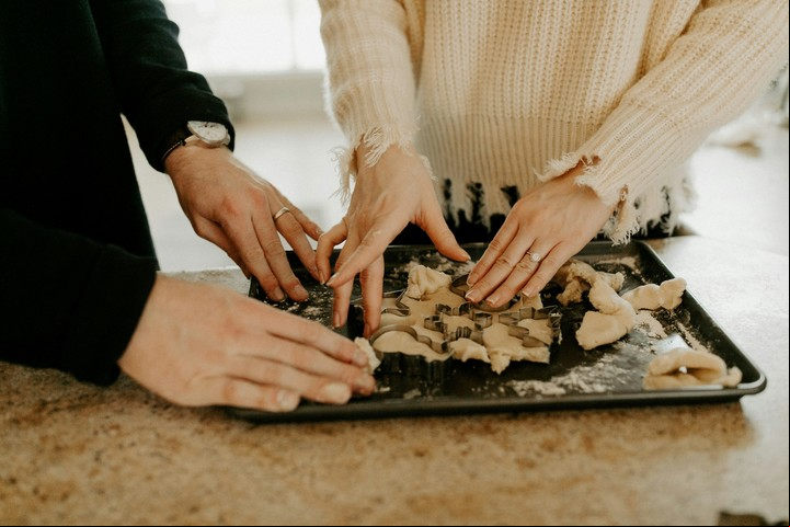 Evitar productos abrasivos prolonga la vida útil de las bandejas y el horno. Foto: Unsplash.